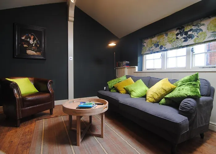 Courtyard Cottages Lymington, 2 Adults Only