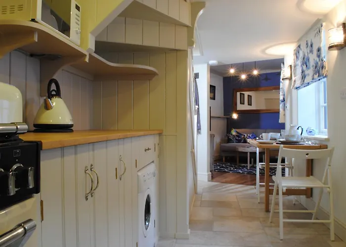 Courtyard Cottages Lymington, 2 Adults Only